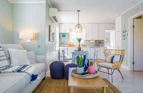 Sarasota Cabaña | Charming 2BD Bungalow Close to Crescent Beach!