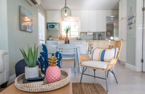 Sarasota Cabaña | Charming 2BD Bungalow Close to Crescent Beach!