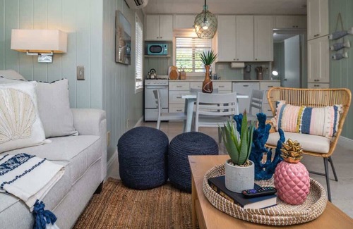 Sarasota Cabaña | Charming 2BD Bungalow Close to Crescent Beach!