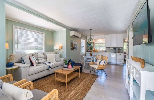 Sarasota Cabaña | Charming 2BD Bungalow Close to Crescent Beach!
