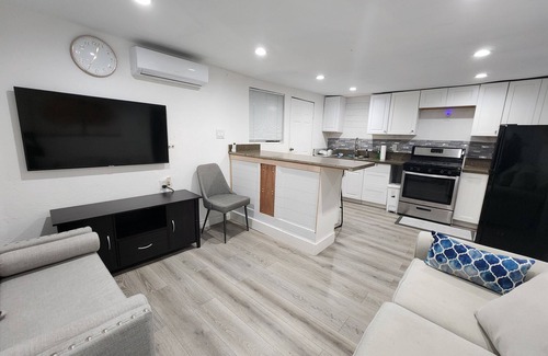 Los Angeles Casa | Charming 2bedroom home in wonderful Los Angeles with WiFi/AC and minutes to LAX.