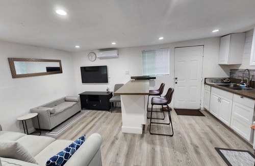 Los Angeles Casa | Charming 2bedroom home in wonderful Los Angeles with WiFi/AC and minutes to LAX.
