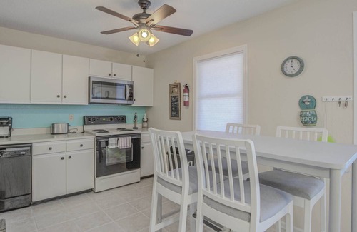 Fenwick Island Condominio | Charming 2BR 1.5BA getaway in North OC. Sleeps 8, steps to Harpoon Hannah's and Tax-Free Delaware