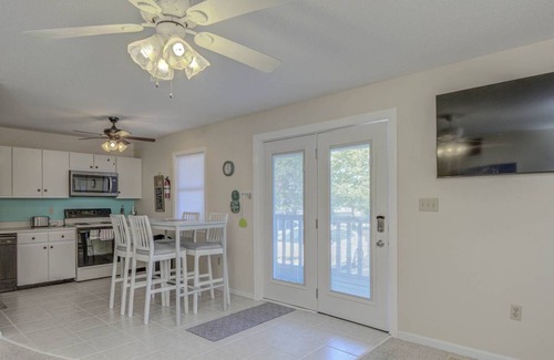 Fenwick Island Condominio | Charming 2BR 1.5BA getaway in North OC. Sleeps 8, steps to Harpoon Hannah's and Tax-Free Delaware