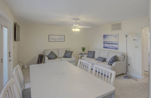 Fenwick Island Condominio | Charming 2BR 1.5BA getaway in North OC. Sleeps 8, steps to Harpoon Hannah's and Tax-Free Delaware