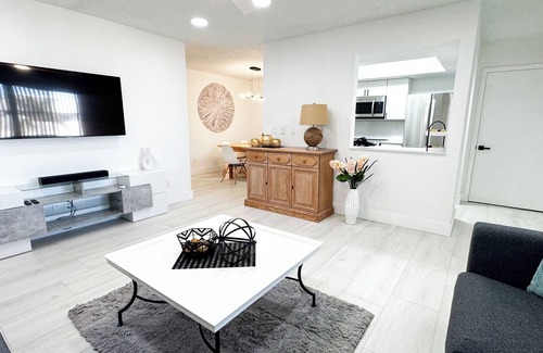 Edgewater Apartamento | Charming 2BR/1BA Apartment in Port Charlotte, community Pool