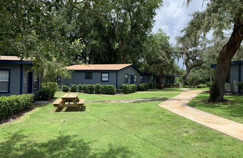 Lake Wales Cabina | Charming 2BR/1BA Cabin at Lakeside Resort