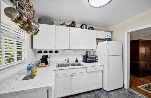 Cayce Casa | Charming 2BR - Antique Cottage