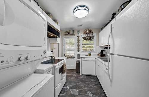Cayce Casa | Charming 2BR - Antique Cottage