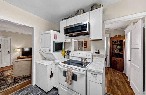 Cayce Casa | Charming 2BR - Antique Cottage