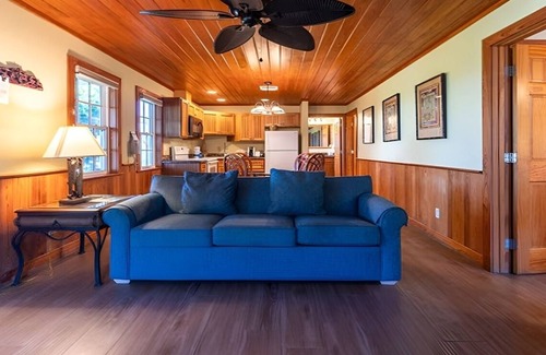 Captiva Hotel | Charming 2BR Beach View Cottage| Porch | Outdoor Pools | Free Parking