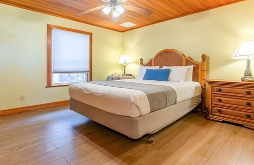 Captiva Hotel | Charming 2BR Beach View Cottage| Porch | Outdoor Pools | Free Parking