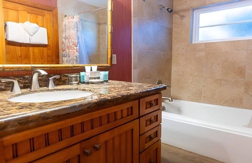 Captiva Hotel | Charming 2BR Beach View Cottage| Porch | Outdoor Pools | Free Parking