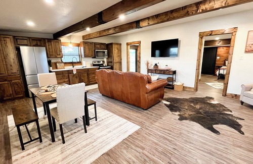 Llano Cabina | Charming 2BR Bunkhouse in the heart of the Texas Hill Country!