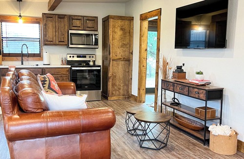 Llano Cabina | Charming 2BR Bunkhouse in the heart of the Texas Hill Country!