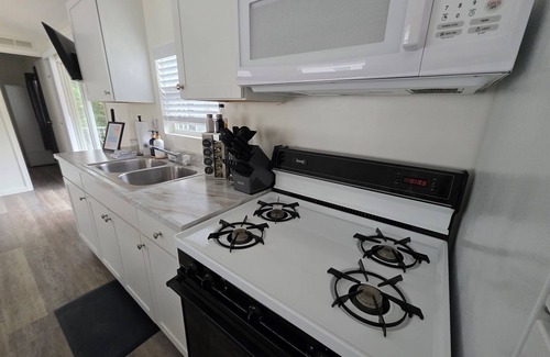 Pigeon Forge Cabaña | Charming 2BR Cottage in Pigeon Forge
