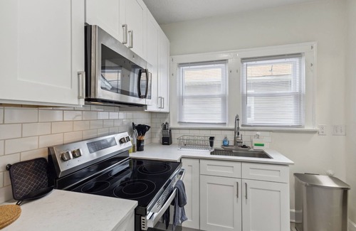 Indianapolis Casa | Charming 2BR Duplex in SoBro - King Bed - Arcade