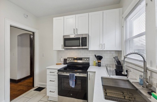 Indianapolis Casa | Charming 2BR Duplex in SoBro - King Bed - Arcade