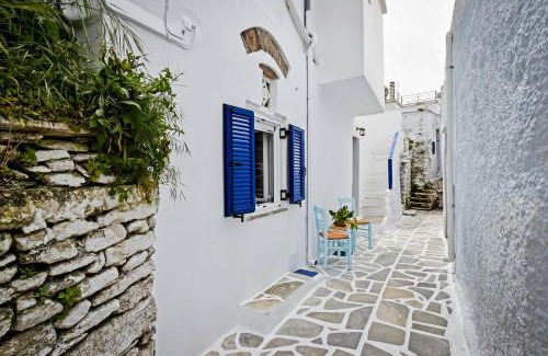 Tinos Apartamento | CHARMING 2BR Hilltop Serenity Suite, Lively Greek Village
