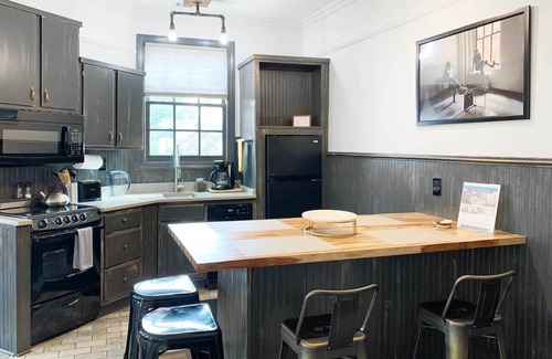 Savannah Victorian District Casa | Charming 2BR Retreat I Forsyth Park Location I Walk Downtown