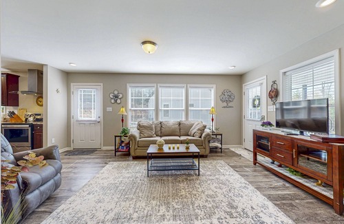 Fletcher Casa | Charming 2BR Retreat with Full Kitchen, Wifi and Gas Grill for Outdoor Dinning