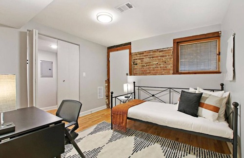 Lake View East Apartamento | Charming 2BR Urban Oasis in the Heart of Chicago