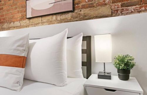 Lake View East Apartamento | Charming 2BR Urban Oasis in the Heart of Chicago
