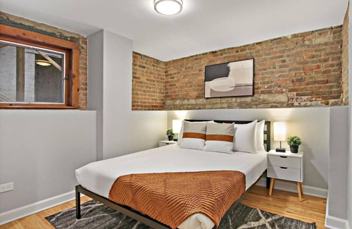 Lake View East Apartamento | Charming 2BR Urban Oasis in the Heart of Chicago