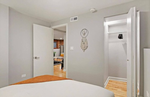 Lake View East Apartamento | Charming 2BR Urban Oasis in the Heart of Chicago
