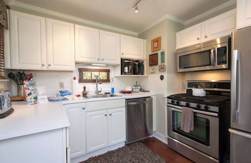 Royal Pines Casa | Charming 2BR w/ Spacious Yard Near Lake Juian