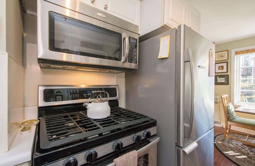 Royal Pines Casa | Charming 2BR w/ Spacious Yard Near Lake Juian