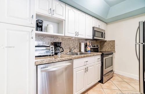 Key Biscayne Apartamento | Charming 2br with BEACH ACCESS and full amenities