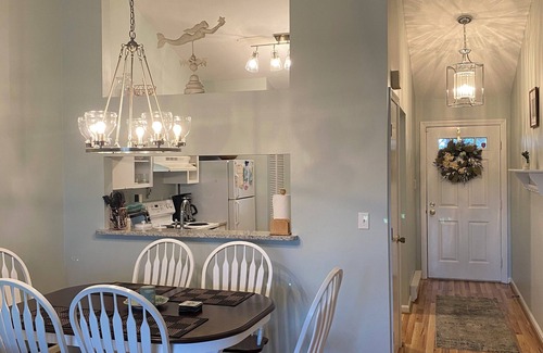 Brewster Condominio | Charming 2nd floor 2-bedroom condo with AC WiFi in tranquil Brewster.