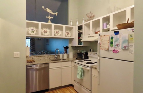 Brewster Condominio | Charming 2nd floor 2-bedroom condo with AC WiFi in tranquil Brewster.