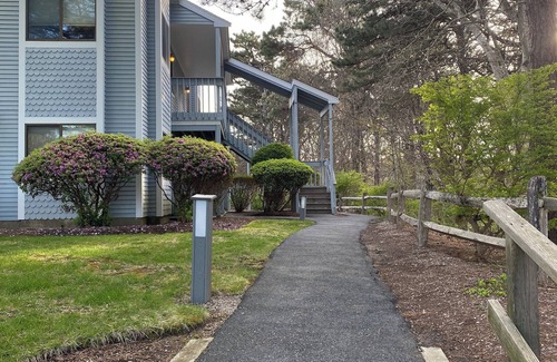 Brewster Condominio | Charming 2nd floor 2-bedroom condo with AC WiFi in tranquil Brewster.