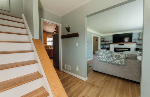 Grosse Pointe Casa | Charming 3-bedroom house with WiFi, AC in beautiful Grosse Pointe Park