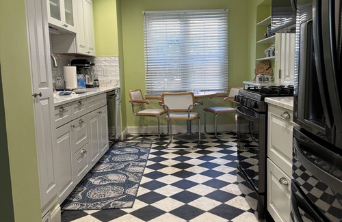 Grosse Pointe Apartamento | Charming 3-bedroom apartment in serene Grosse Pointe Park, close to lake
