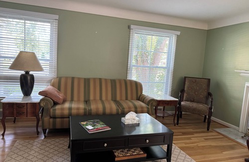 Grosse Pointe Apartamento | Charming 3-bedroom apartment in serene Grosse Pointe Park, close to lake