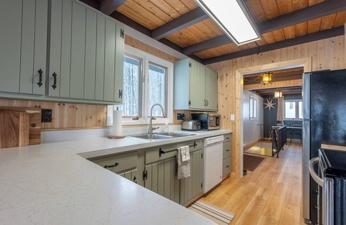 Bellaire Chalet De Esquí | Charming 3 bed/2.5 bath Northern MI Retreat at Schuss Mountain