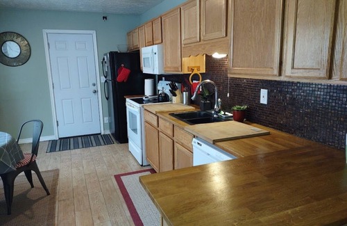 Ogden Condominio | Charming 3 bed/2 bath condo with Central AC/Heat & 2 car garage.