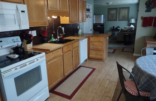 Ogden Condominio | Charming 3 bed/2 bath condo with Central AC/Heat & 2 car garage.
