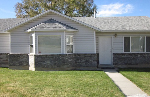Ogden Condominio | Charming 3 bed/2 bath condo with Central AC/Heat & 2 car garage.