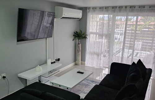 Portmore Apartamento | Charming 3-bed Apartment in Portmore With Pool