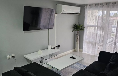Portmore Apartamento | Charming 3-bed Apartment in Portmore With Pool