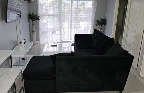 Portmore Apartamento | Charming 3-bed Apartment in Portmore With Pool