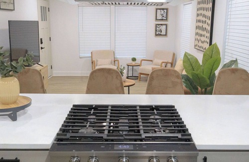 Alamo Heights Casa | Charming 3-bed casa with Pool, AC & WiFi ThePearl Airport TDY/Traveling Nurses