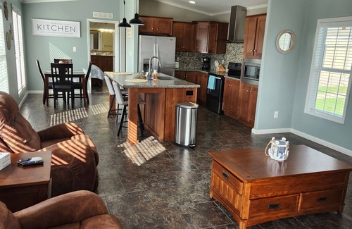 Lake Jackson Apartamento | Charming 3 bed-home near Surfside -plenty of onsite amenities