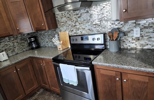 Lake Jackson Casa | Charming 3 bed-home near Surfside -plenty of onsite amenities