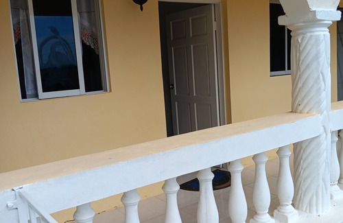Gordon Town Apartamento | Charming 3-bedroom apartment in enchanting St. Andrew Parish with AC, WiFi.