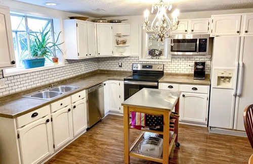 Southwest Colorado Springs Casa | Charming 3-bedroom historic home in fantastic Colorado Springs with AC, WiFi